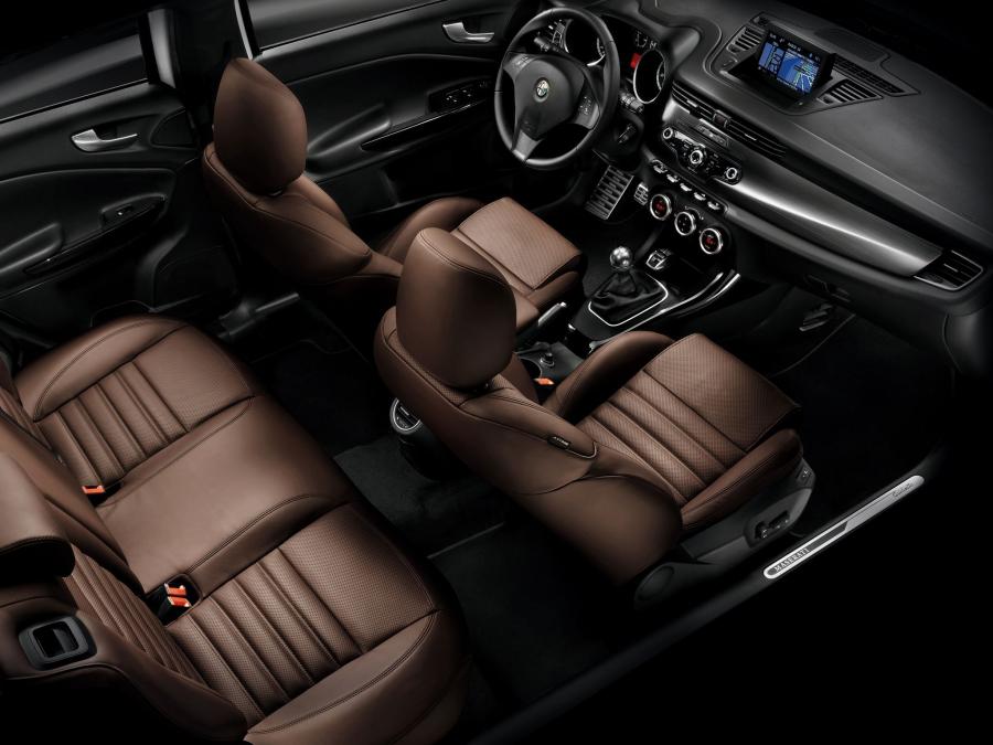 Интерьер Alfa Romeo Giulietta for Maserati (940) 2011 года  (фото 2 из 3)